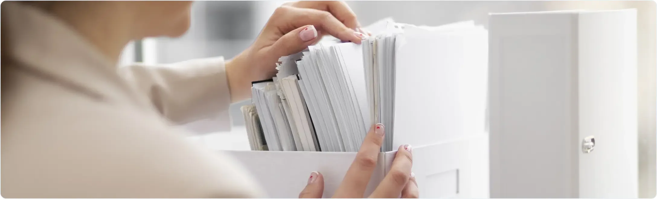 Mujer organizando folios en carpetas